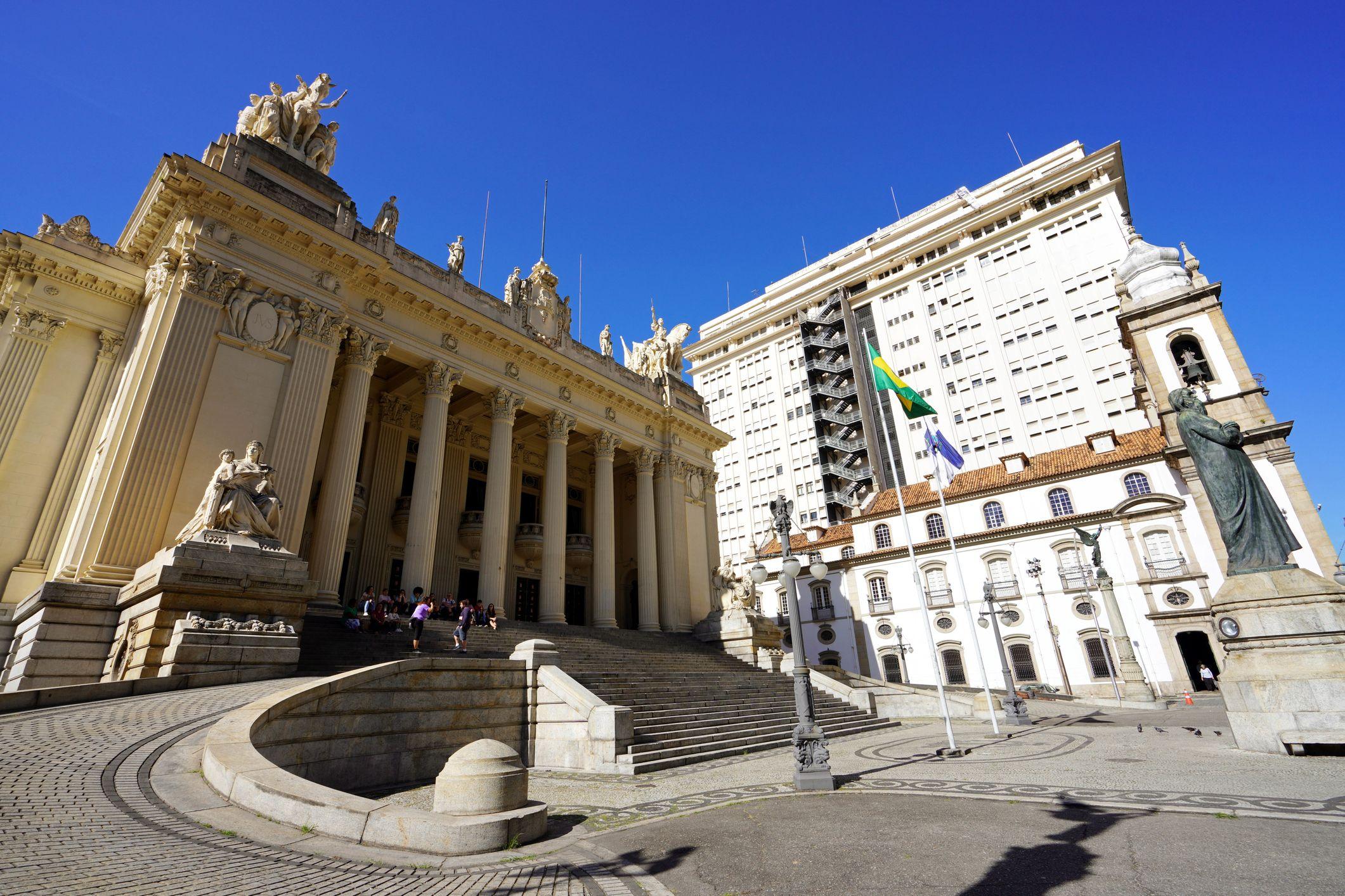Fachada da Alerj em dia de sol