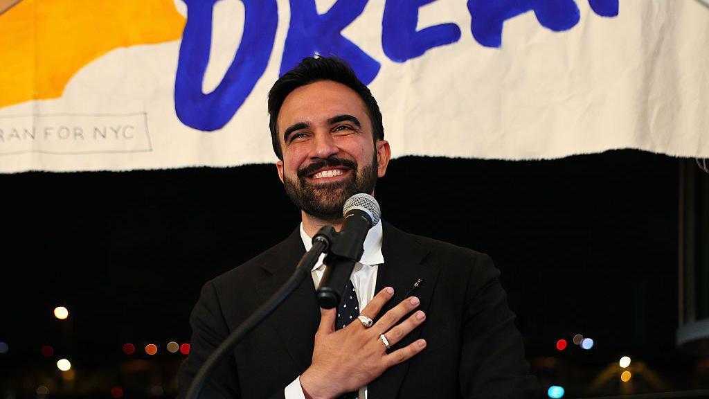 Zohran Mamdani en un mitín tras su triunfo en las elecciones por la alcaldía de Nueva York.
