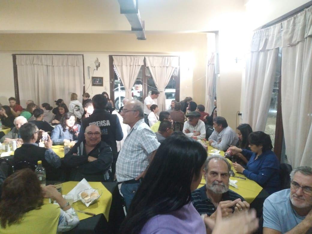 Restaurante lotado, com mesas cheias de clientes