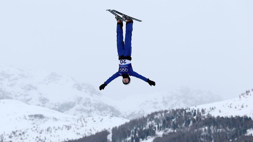 La esquiadora bielorrusa Anastasiya Andryianava de cabeza, durante un salto en una prueba de los Juegos Olímpicos de Milán-Cortina 2026