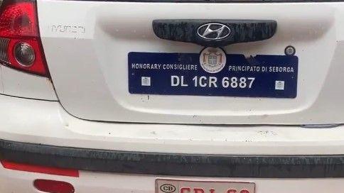 ملزم کے پاس سے سفارتخانوں کو جاری کی جانے والی نمبر پلیٹوں کے طرز کی پلیٹیں برآمد ہوئی ہیں