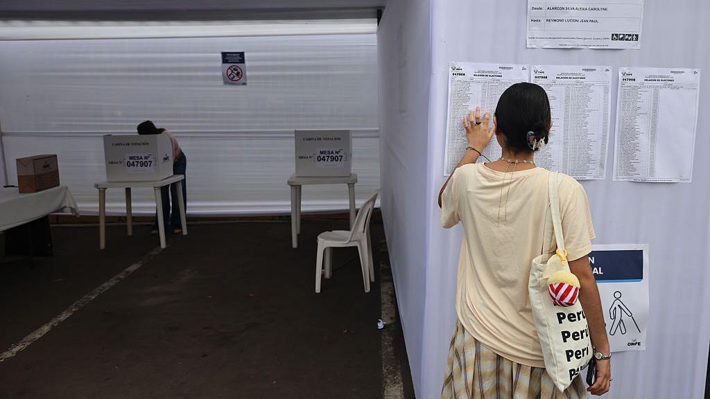 Un votante revisa una lista de registro en un centro de votación durante la segunda vuelta de las elecciones en Lima, Perú, el domingo 7 de junio de 2026