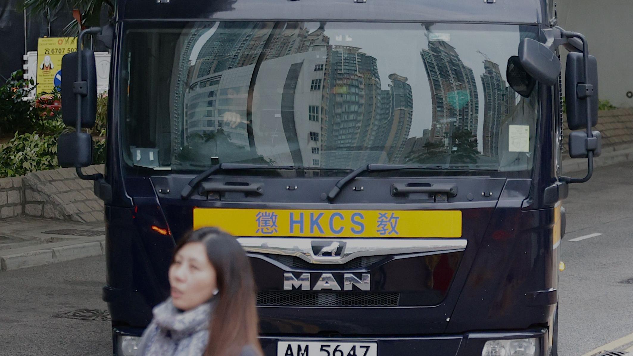 一輛相信接載何俊仁、鄒幸彤與李卓人的囚車駛進香港西九龍法院大樓（22/1/2026）