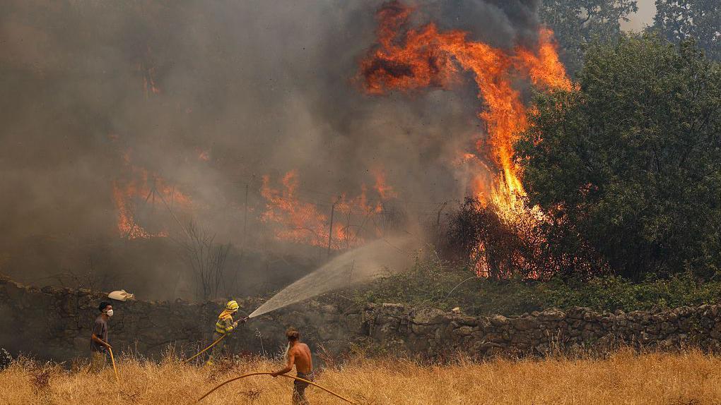 Spanish PM warns of 'complex hours' ahead as wildfires displace 270,000 in Spain and France 