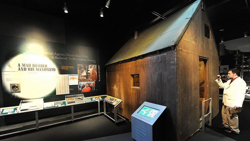 Reconstru&ccedil;&atilde;o da cabana do Unabomber para uma exposi&ccedil;&atilde;o no Museu da Imprensa, em Washington, nos Estados Unidos