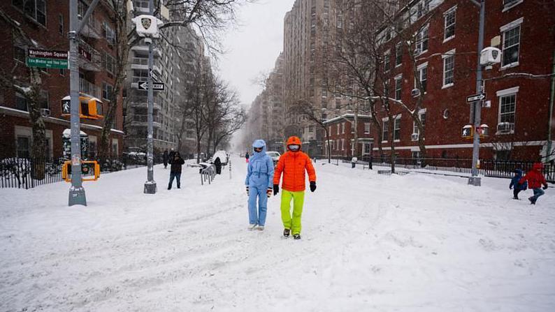Dos personas caminando en una calle de Nueva York