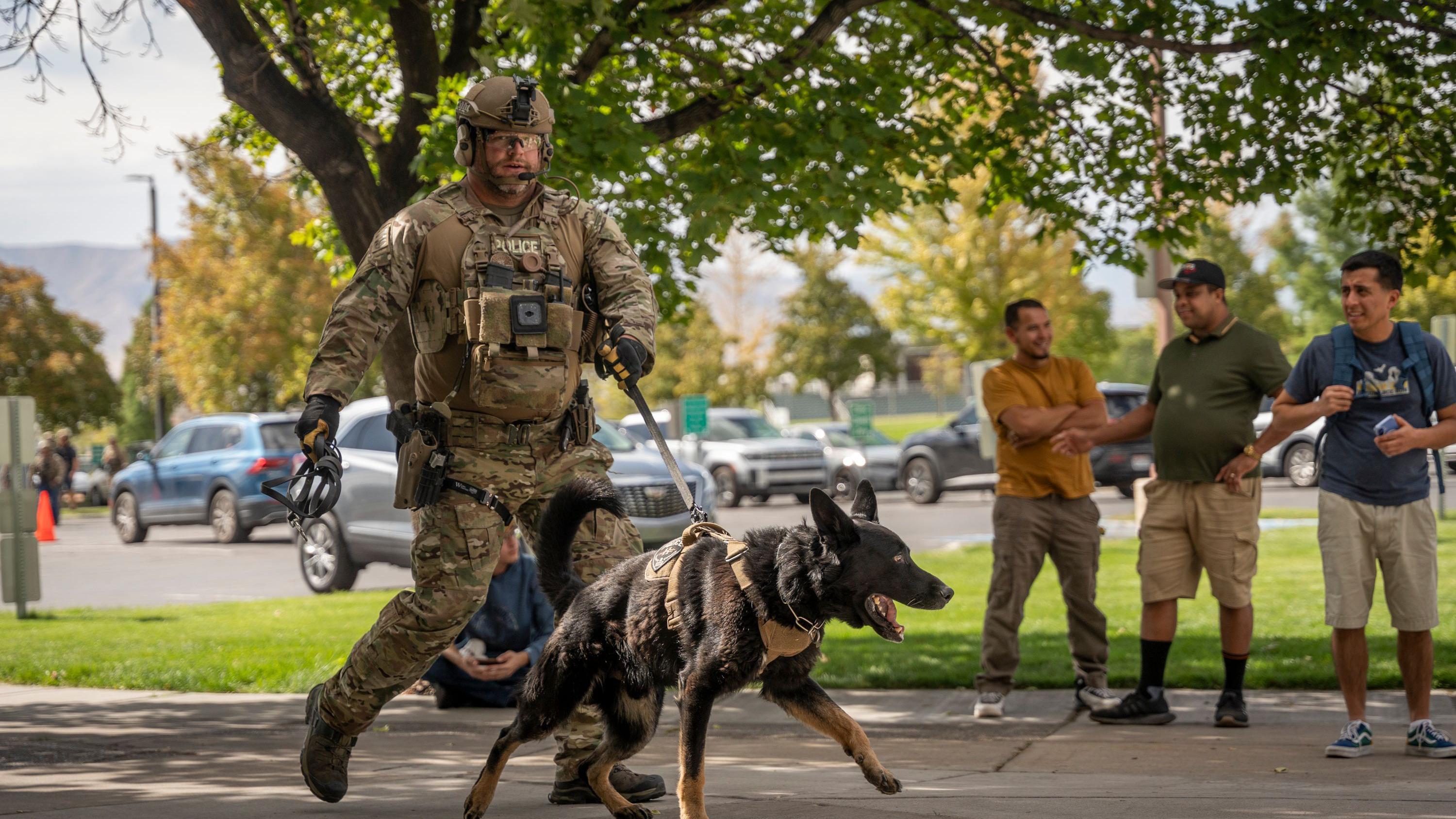 Un agente de policía camina con un perro tras el asesinato de Charlie Kirk.