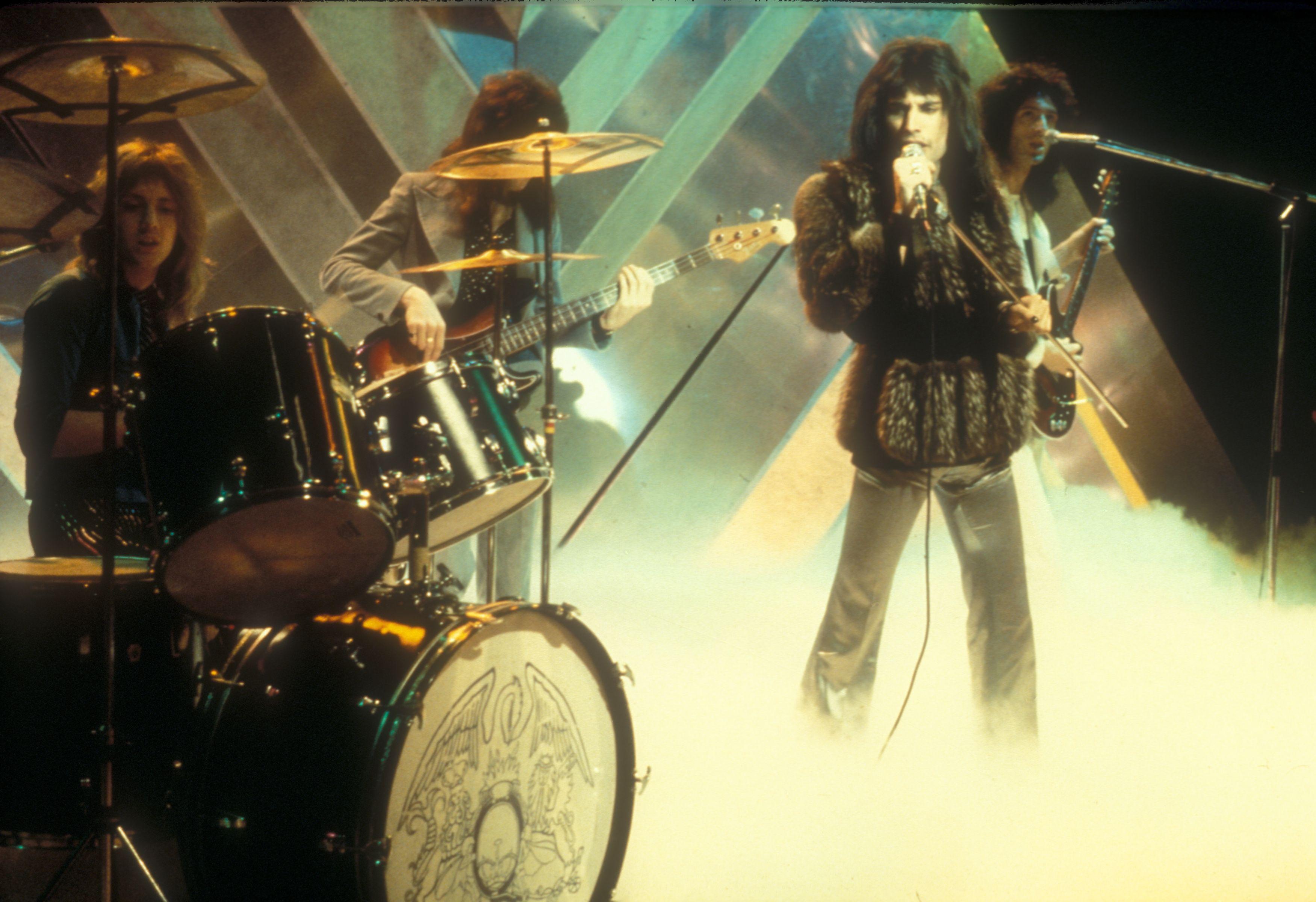 La imagen muestra a Queen en el programa Top of the Pops, con el vocalista Freddie Mercury.