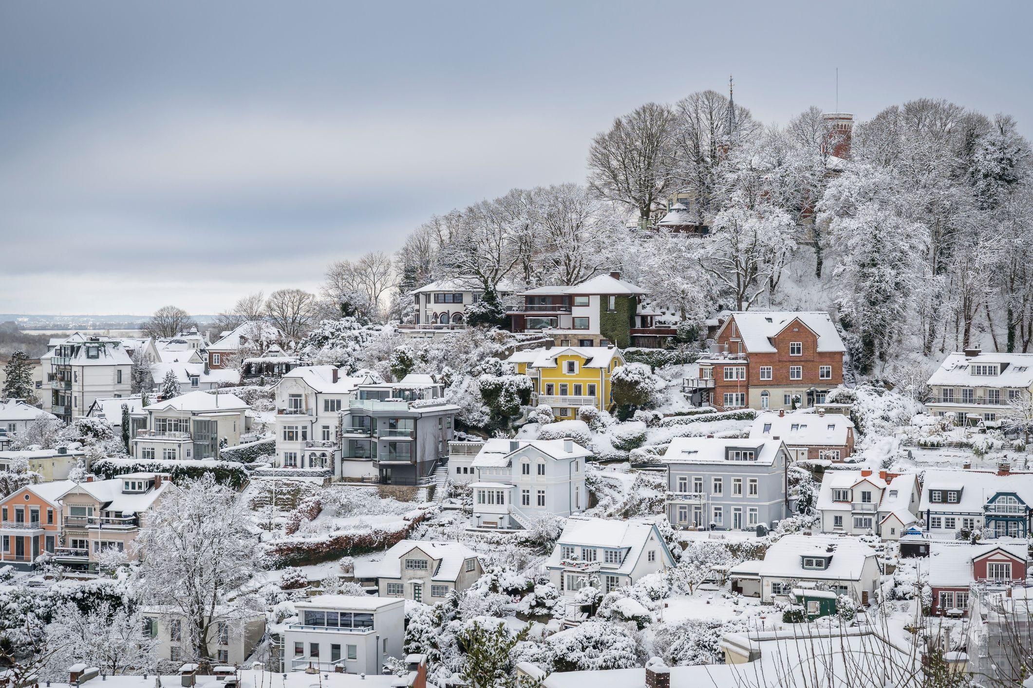 Una fotografía panorámica de un pueblo nevado. 