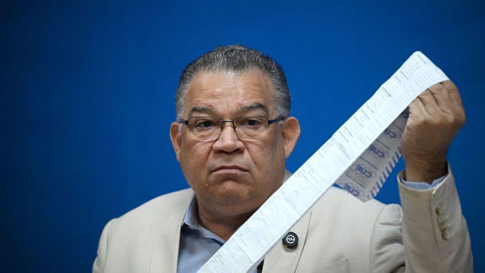 El excandidato presidencial venezolano, Enrique Márquez, muestra un registro de votación durante una rueda de prensa en Caracas el 14 de agosto de 2024.