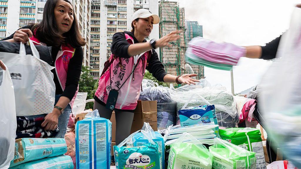 2025年11月27日，香港大埔宏福苑發生火災後，大埔區關愛隊成員和志工正在整理捐贈物資。