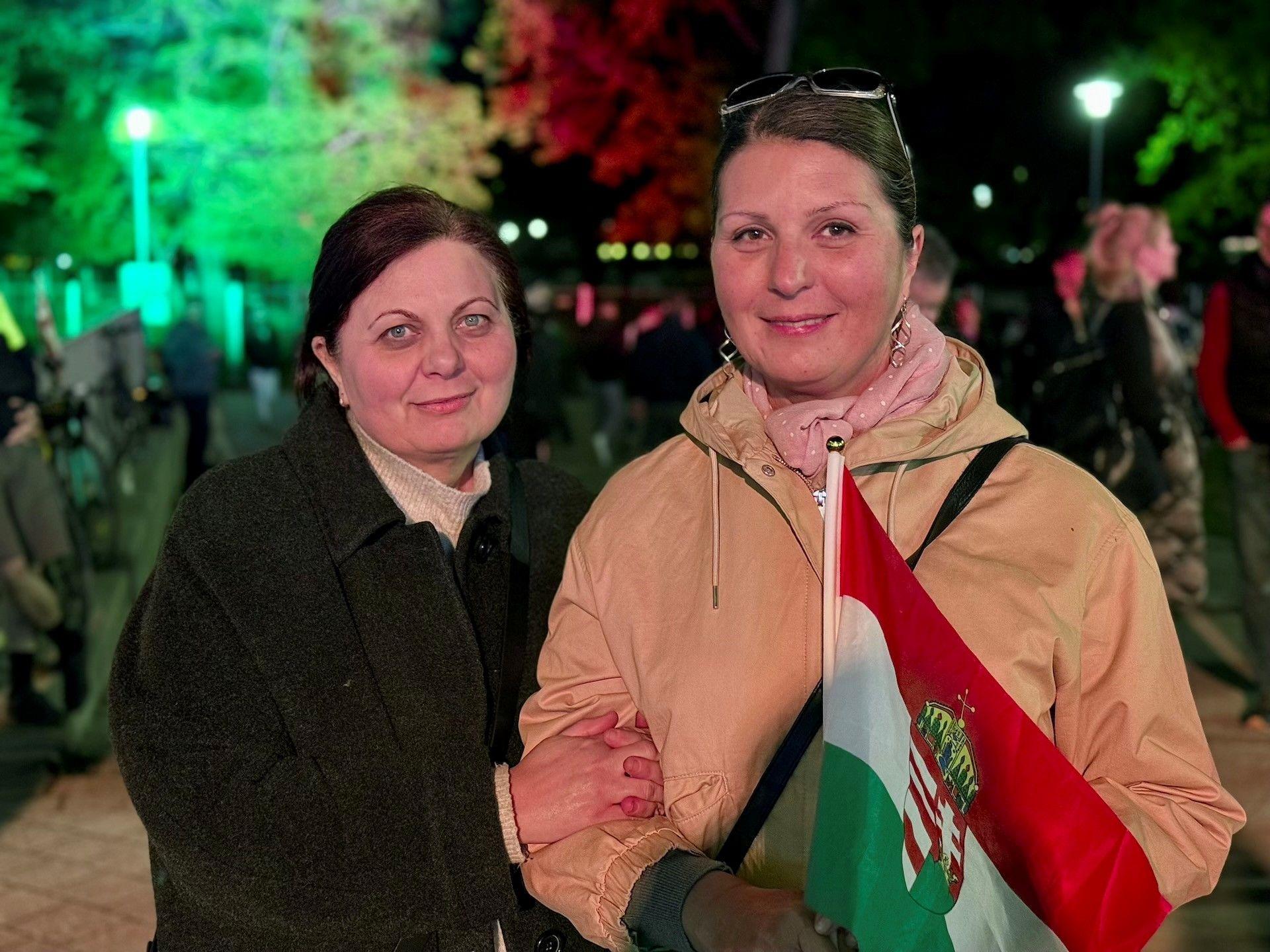 Žene sa mađarskom zastavom