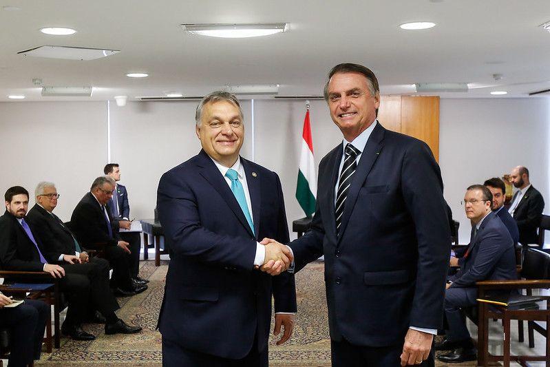 Orb&aacute;n cumprimenta Bolsonaro durante a posse do ex-presidente em Bras&iacute;lia