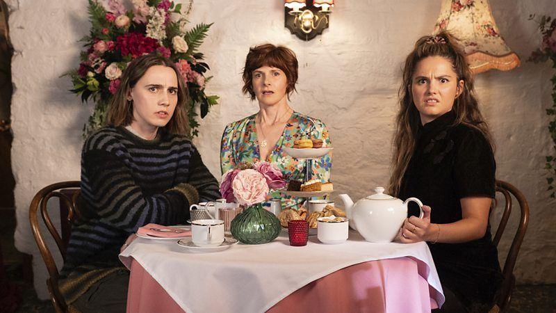 Kat Sadler, Louise Brealey e Lizzie Davidson tomam chá em cena de 'Such Brave Girls'