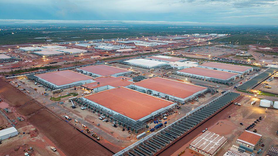 El centro de datos de inteligencia artificial Stargate en Abilene, Texas, EE. UU., con una parte ya construida y otra extensión de tierra lista para construir en ella. 