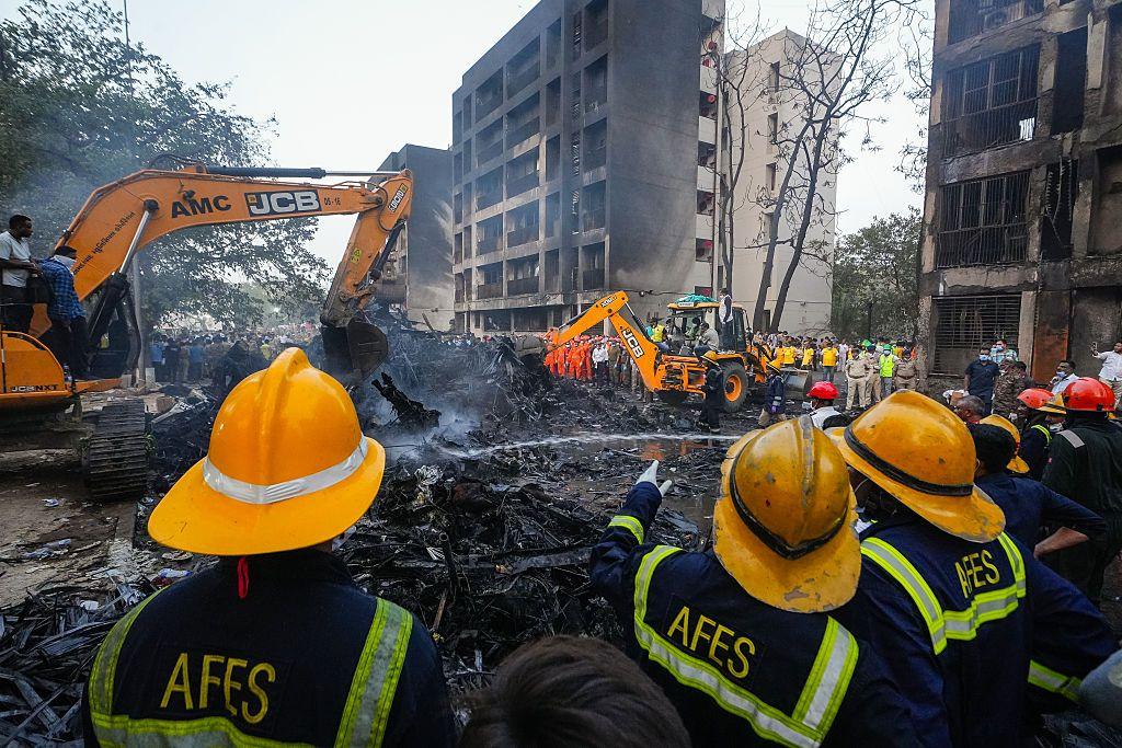bomberos controlan el fuego que provocó el vuelo 171 de air india cuando se estrelló