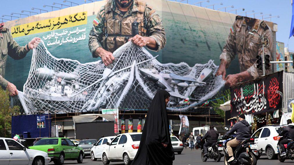 Una pancarta instalada en la plaza de la Revolución de Irán que avisa que el estrecho de Ormuz será zona para cazar a estadounidenses.