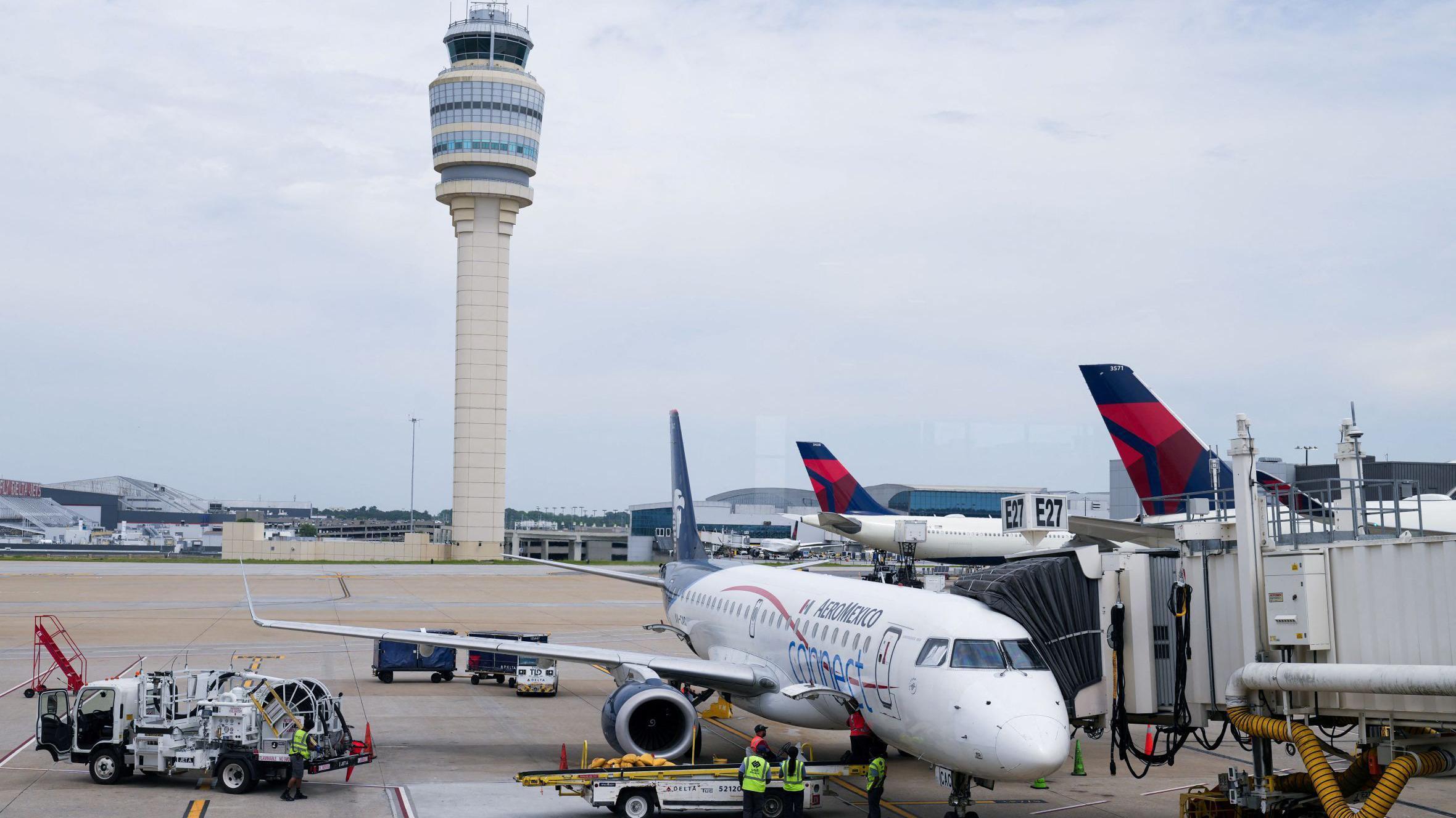 Avião no aeroporto internacional de Atlanta, na Geórgia.