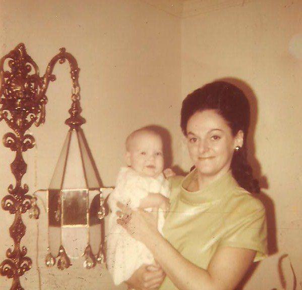 La madre adoptiva de Val con la pequeña Val en sus brazos.