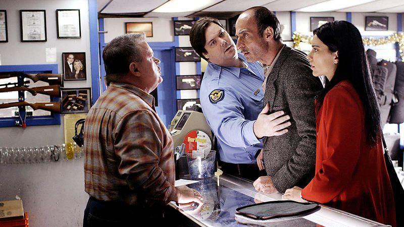 Cena de 'Crash: No Limite' mostrando o personagem Farhad (Shaun Toub)