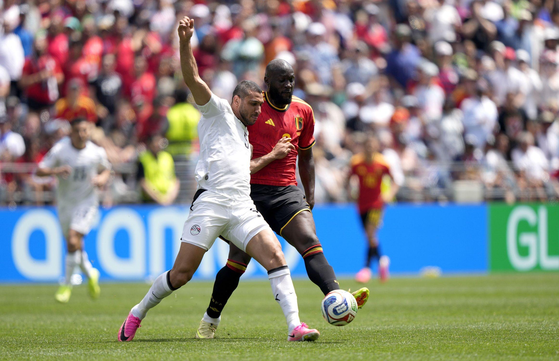 مدافع المنتخب المصري يحاول قطع الكرة من لوكاكو