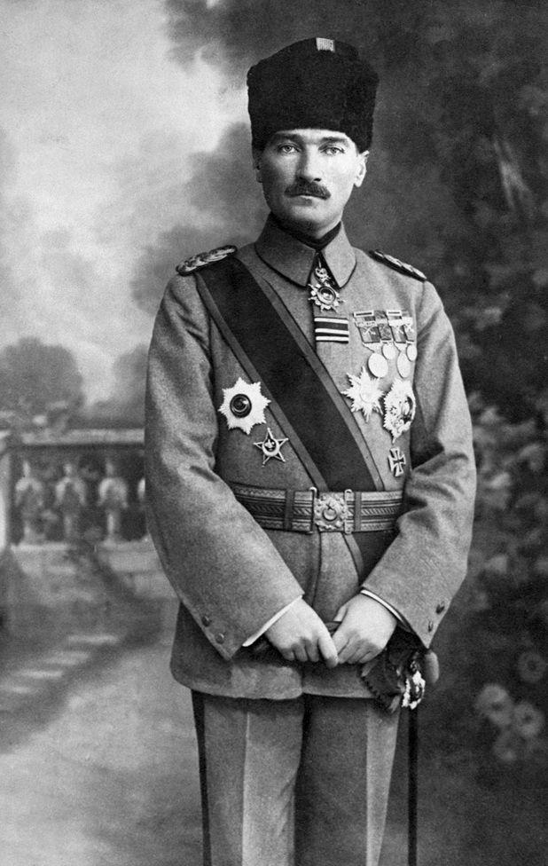Kemel Ataturk con un uniforme militar y varias medallas colgadas. Lleva en su cabeza un tarboosh y tiene atravesada en el torso una banda