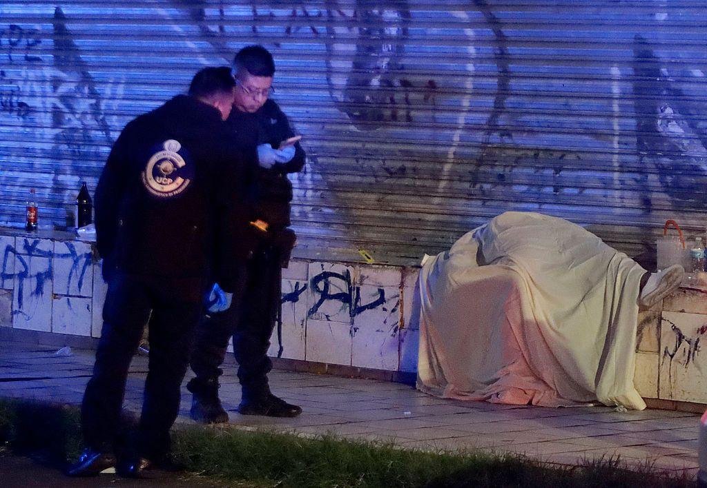 يحرس عناصر الشرطة جثمان امرأة في شوارع بلدية إزتابالابا في مدينة مكسيكو، المكسيك، في 12 ديسمبر/كانون الأول 2025.