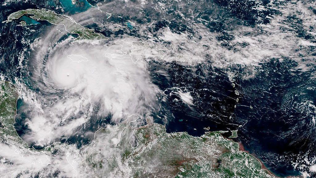 Imagen satelital que muestra como el huracán Melissa cubre casi todo el Caribe.