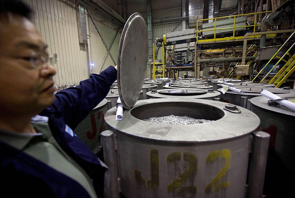 Un funcionario abre un contenedor con neodimio en la fábrica Neo Material Technologies Inc.'s Magnequench, en Tianjin, China