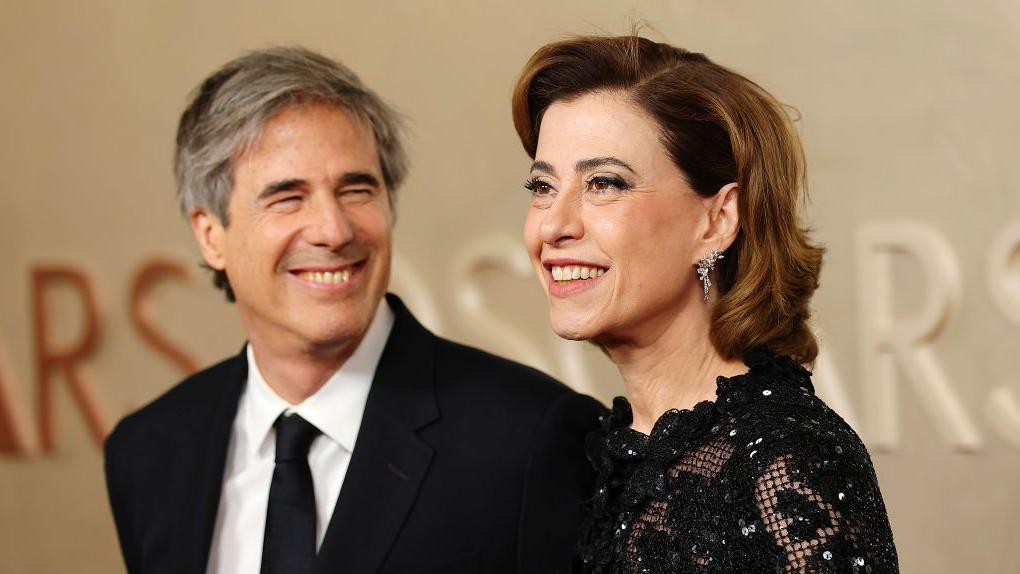 Walter Salles e Fernanda Torres no tapeta vermelho do Oscar 2025
