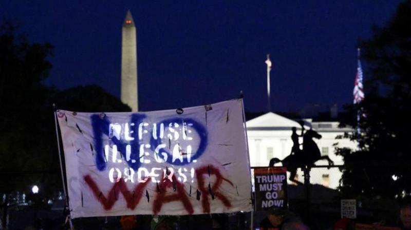 Placas em protesto ao governo de Trump
