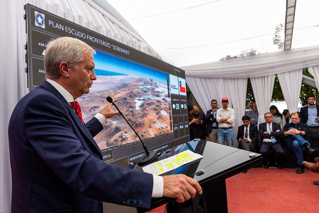 Kast habla en una conferencia de prensa junto a imágenes aéreas para presentar sus propuestas de seguridad fronteriza y contra la inmigración irregular en Chile