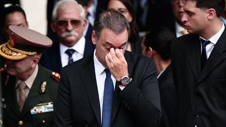 El jefe de gabinete argentino, Manuel Adorni, hace un gesto durante una ceremonia para conmemorar el 44.º aniversario de la Guerra de las Malvinas en la Plaza San Martín, el 2 de abril de 2026, en Buenos Aires, Argentina.