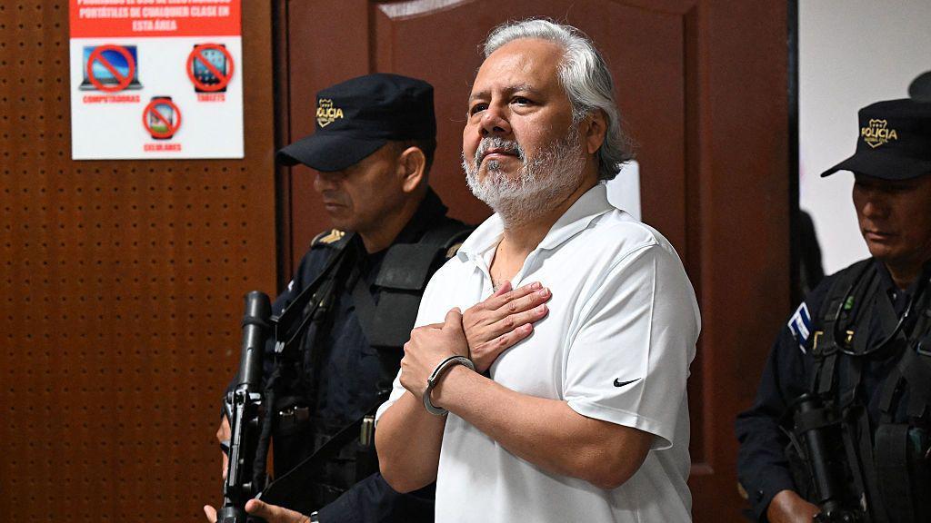 El abogado constitucionalista salvadoreño Enrique Anaya a la llegada a una audiencia inicial en el Centro Judicial Isidro Menéndez de San Salvador, El Salvador, el 24 de junio de 2025. (Fotos: Marvin RECINOS / AFP vía Getty Images)