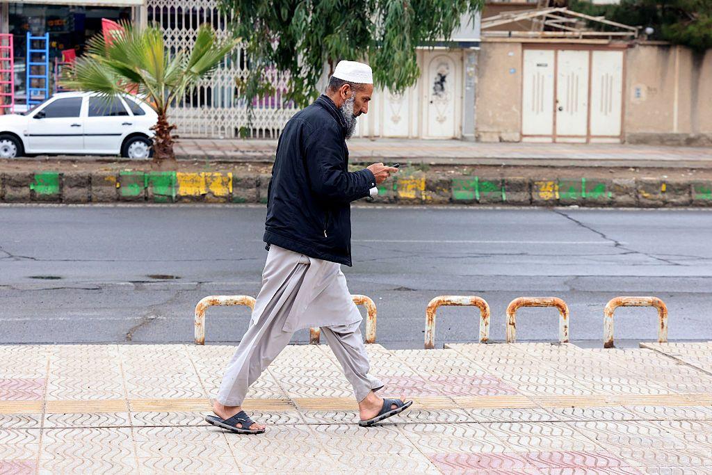 رجل من بلوش إيران يسير في زاهدان في مقاطعة سيستان وبلوشستان الجنوبية الشرقية المتاخمة لأفغانستان في 18 ديسمبر 2025