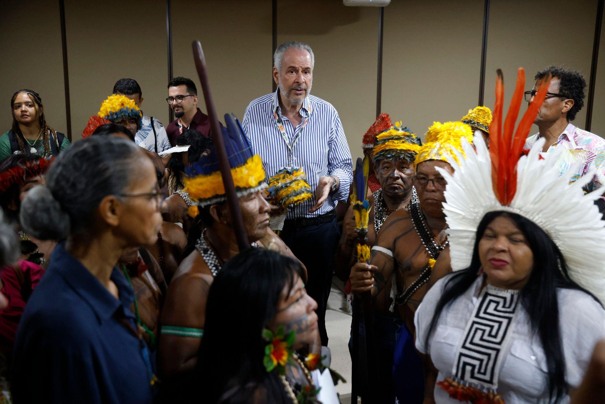 O presidente da COP 30, André Correa do Lago, a ministra dos Povos Indígenas Sonia Guajajara e a ministra de Estado do Meio Ambiente e Mudança do Clima Marina Silva em reunião com lideranças indígenas na COP30, em Belém
