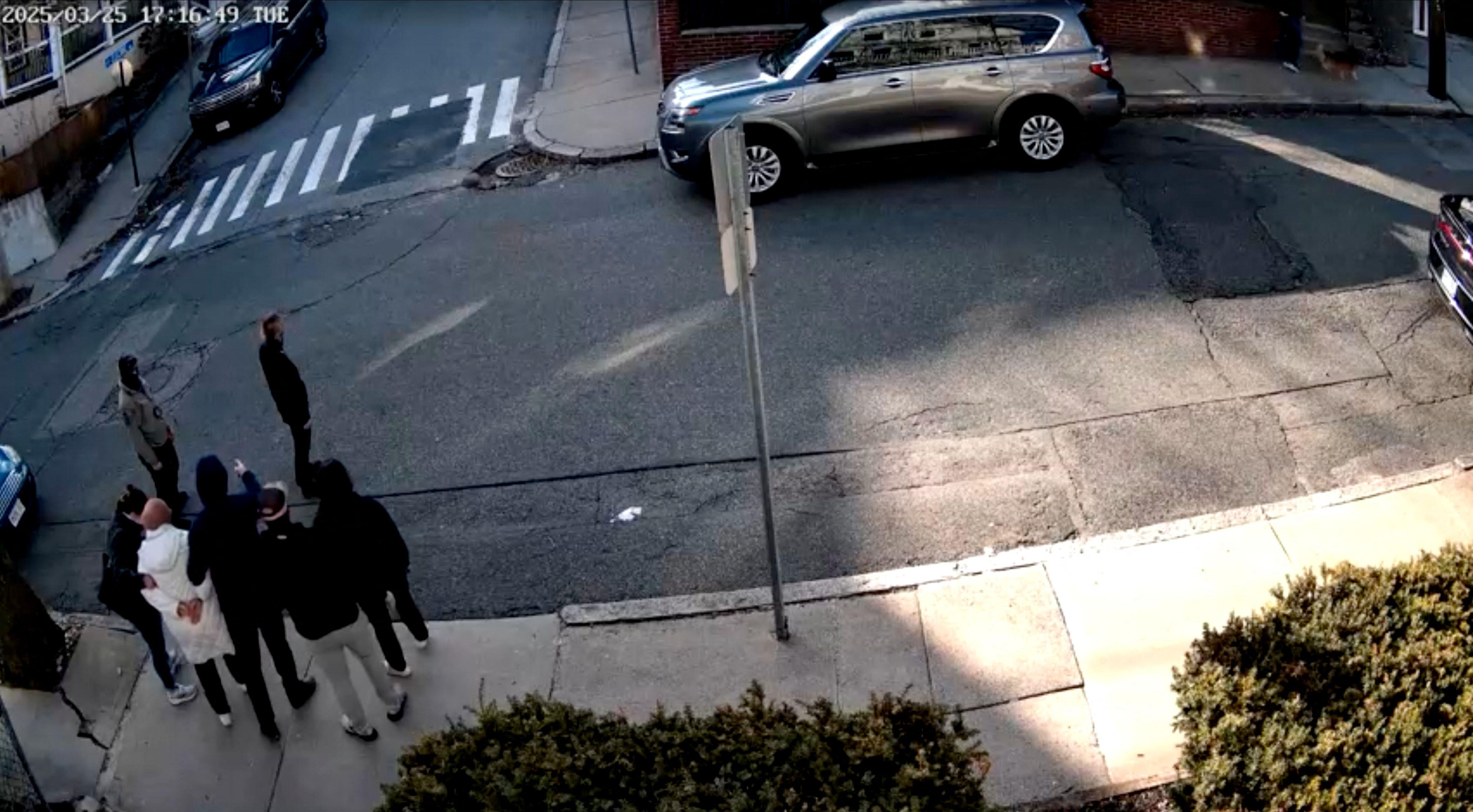 Agentes enmascarados y vestidos de civil detienen a Rumeysa Ozturk, estudiante de doctorado turca de la Universidad de Tufts, cerca de su casa cuando, según su abogado, se dirigía a reunirse con amigos para romper su ayuno de Ramadán, en Somerville, Massachusetts, EE. UU., el 25 de marzo de 2025.