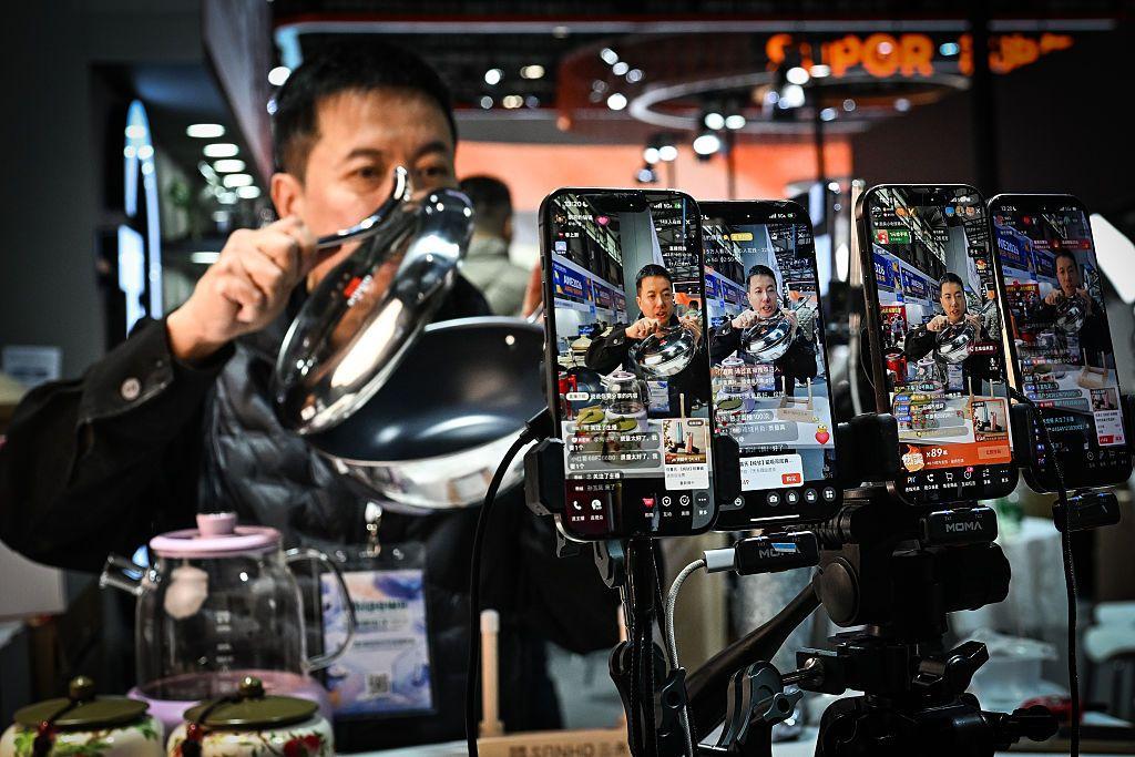 2026年3月12日，在中國上海新國際博覽中心（SNIEC）舉辦的2026年中國家電及消費電子博覽會（AWE2026）期間，一名男子在多支正進行直播錄製的手機前進行直播帶貨。