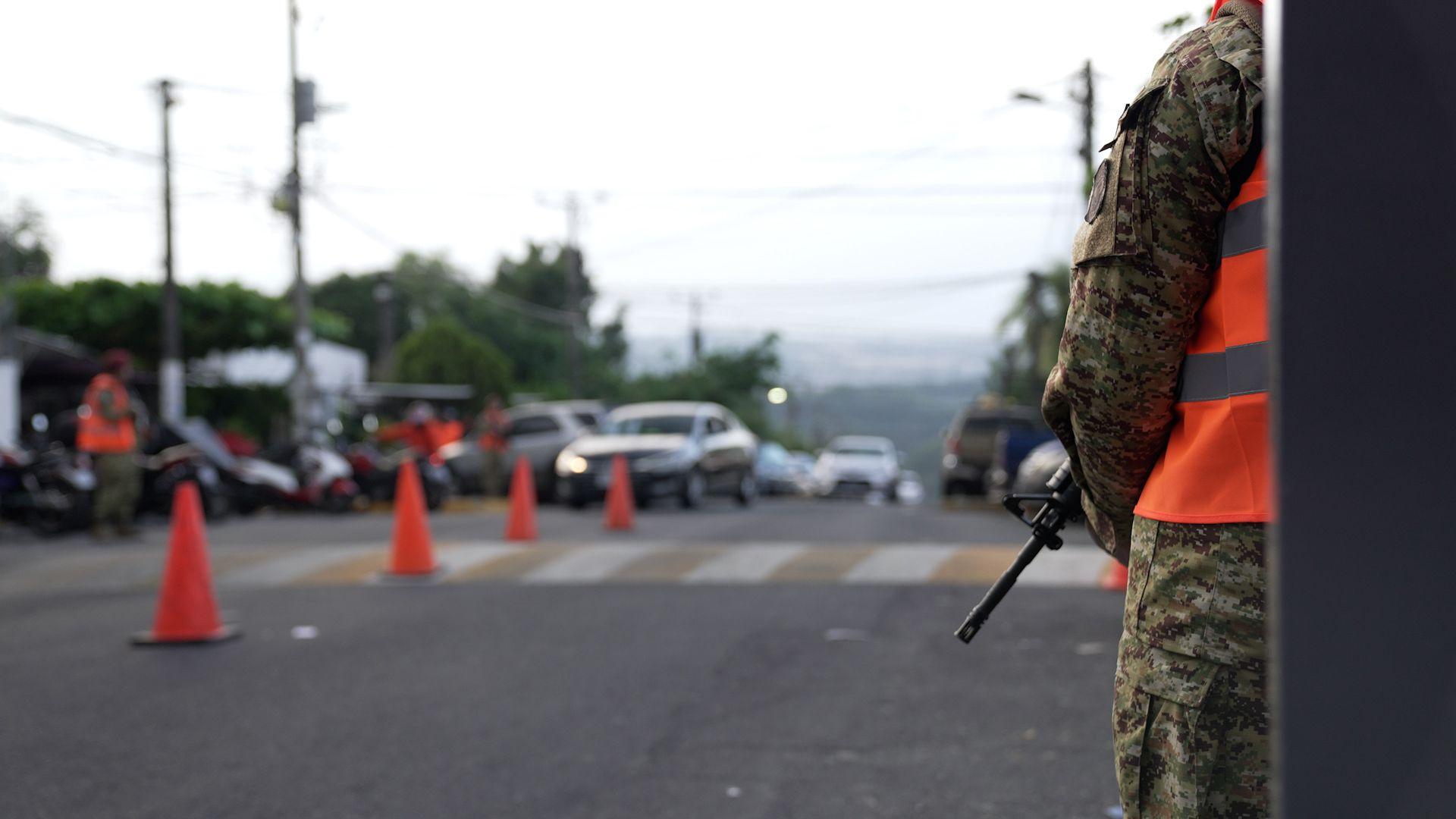 Soldado patrulhando via em San Salvador