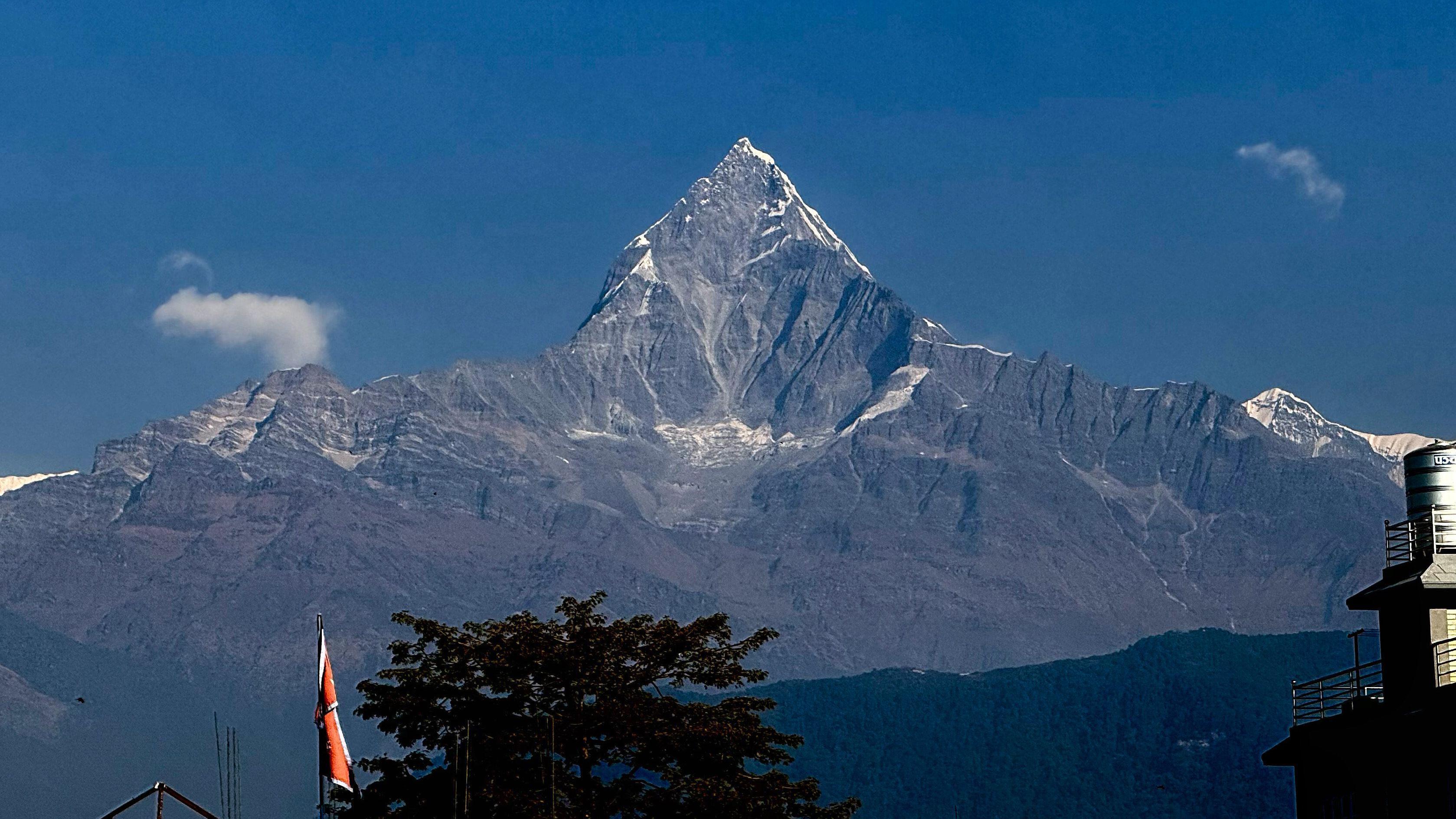 位於尼泊爾西部、屬於中部喜馬拉雅山脈的馬查普查雷峰（魚尾峰），去年冬季因降雪極少而呈現裸露岩石景象