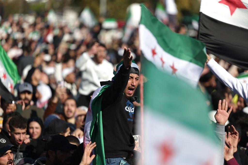 صورة لمتظاهرين يحتفلون بسقوط الأسد