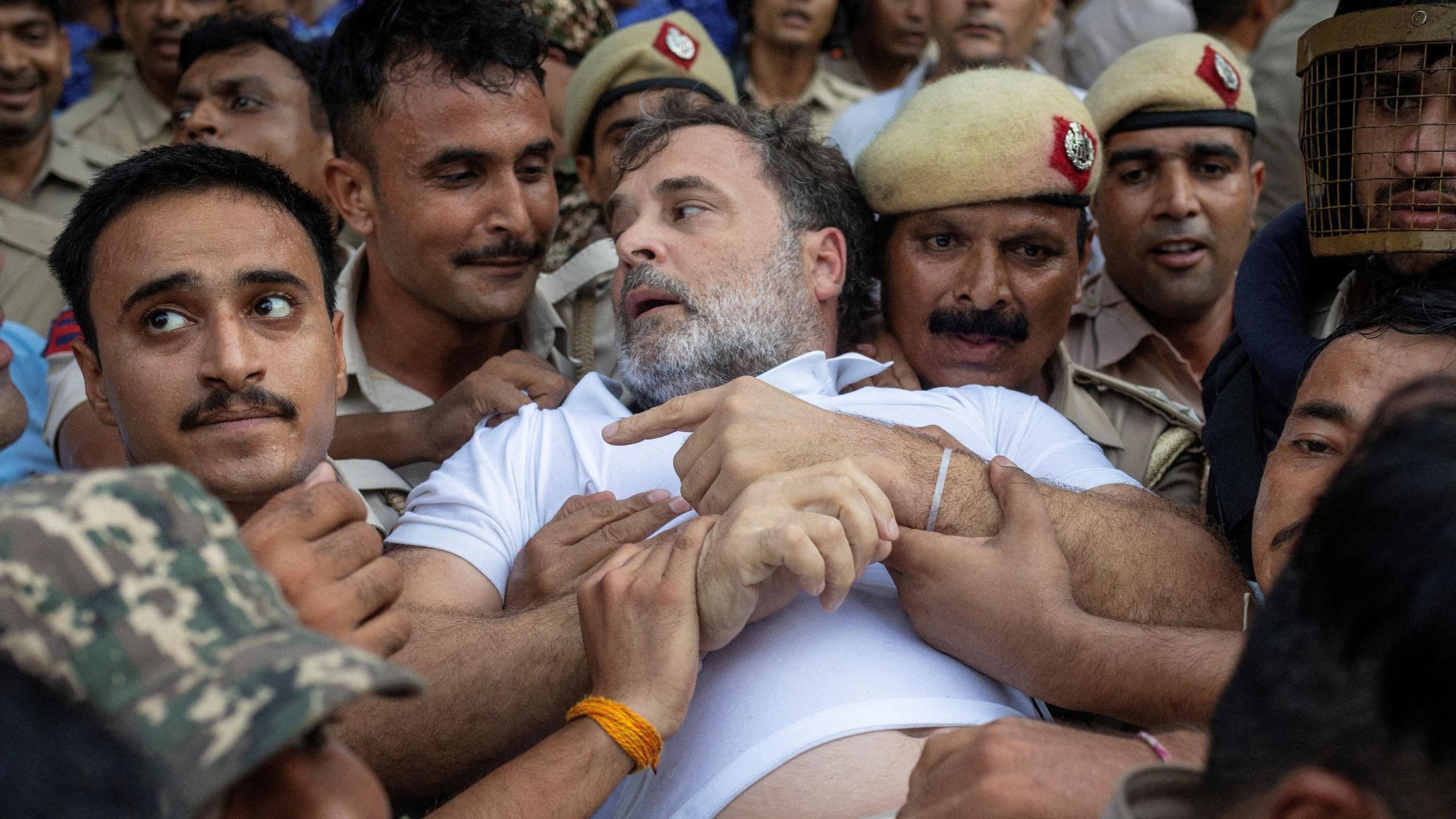 Pemimpin oposisi India Rahul Gandhi ditahan polisi selama aksi duduk di luar kediaman Perdana Menteri Narendra Modi, menuntut pertanggungjawaban atas tindakan polisi terhadap para mahasiswa, di New Delhi, India, 21 Juli 2026.