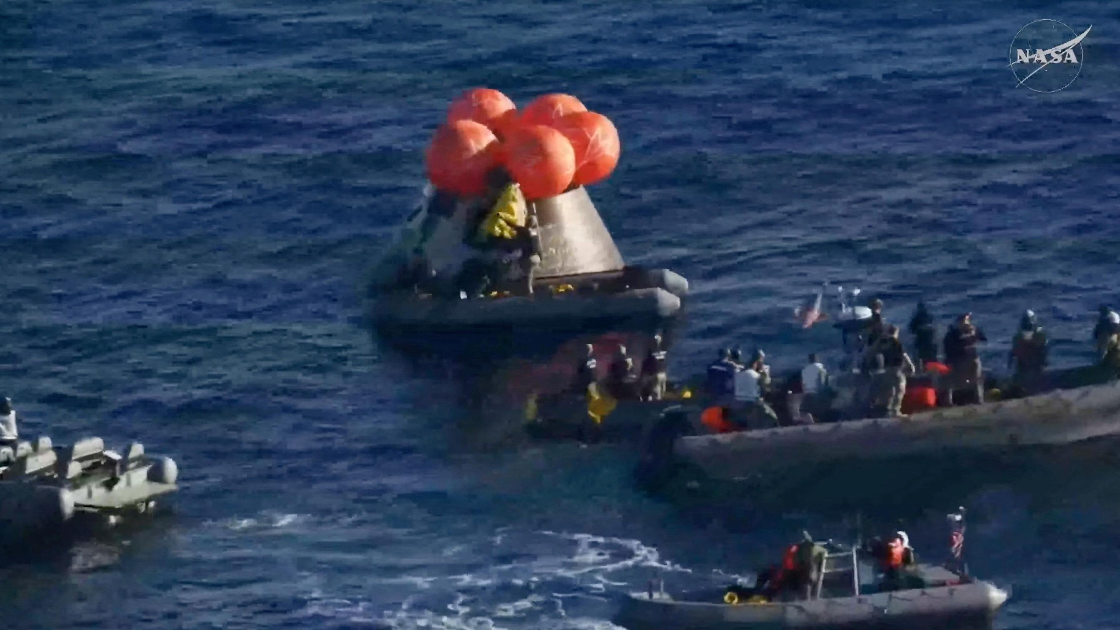 Las imágenes del riesgoso y emotivo regreso de los astronautas de Artemis II a la Tierra