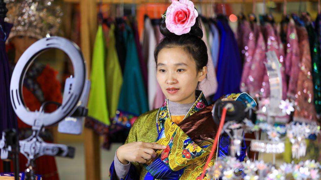 直播電商成爲熱門行業，主播的收入水漲船高，也成爲稅務稽查的對象（注：圖片僅爲示意，不代表圖中人物牽扯稅務問題）