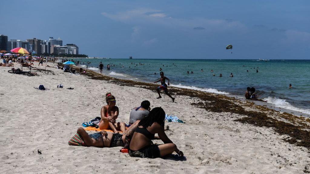 Pessoas em praia da Fl&oacute;rida no primeiro dia de reabertura, em junho de 2020