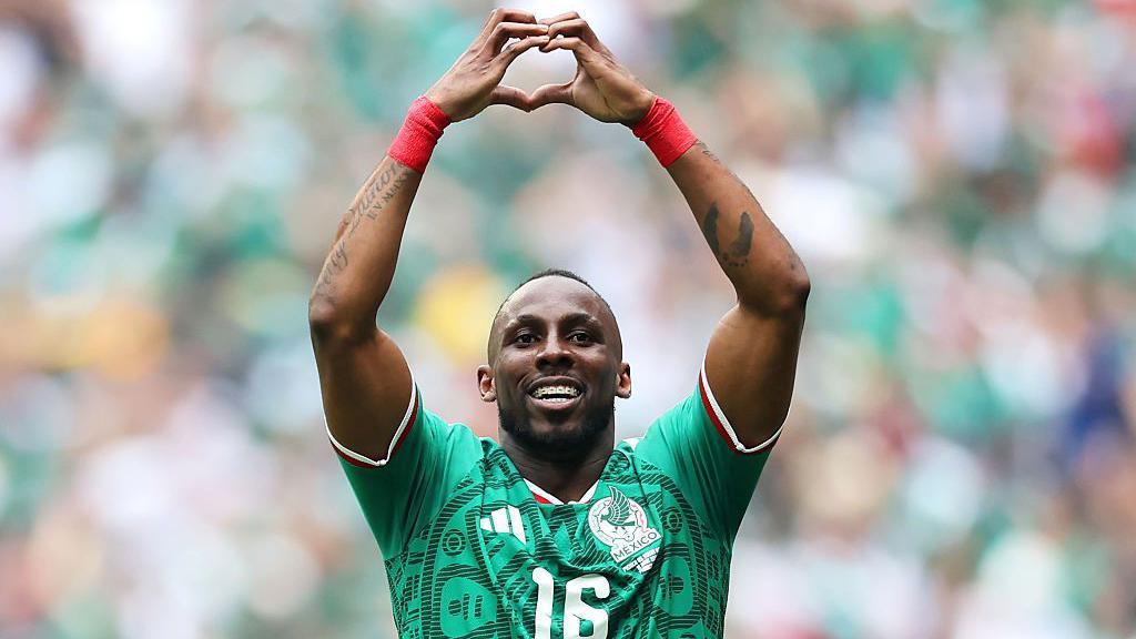 Julián Quiñones, autor del primer gol de México ante Sudáfrica, celebrando.