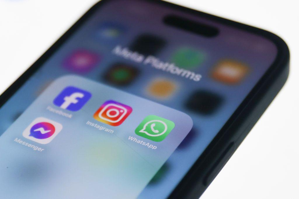 Un celular con aplicaciones de Meta