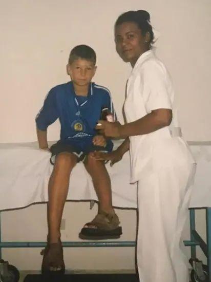 Roman Gerus siendo auscultado por una enfermera cubana