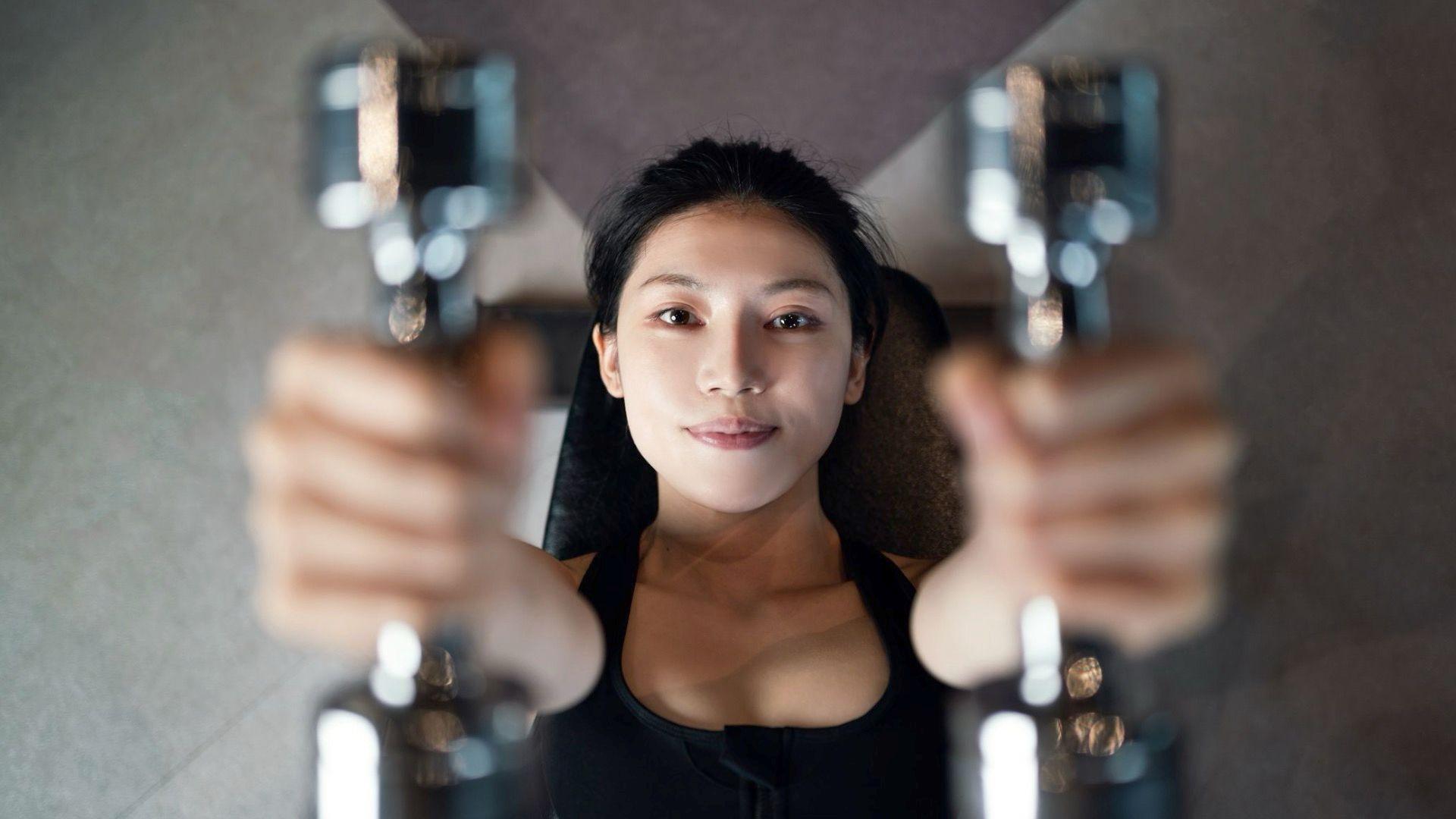 امرأة تحمل أثقالاً