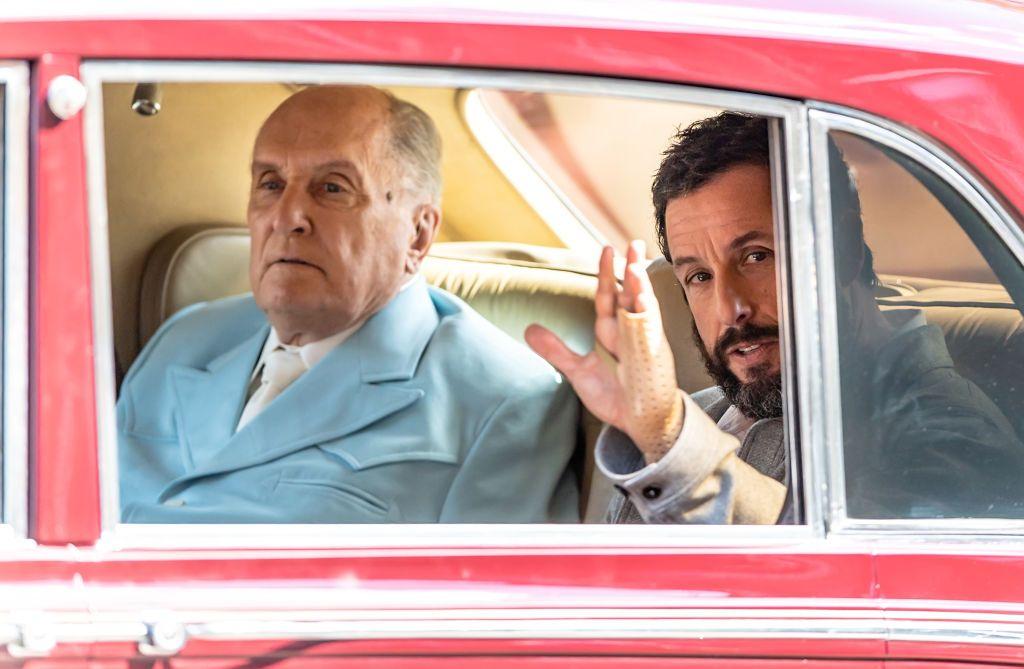 Adam Sandler e Robert Duvall durante a grava&ccedil;&atilde;o de um filme. Eles est&atilde;o dentro de um carro
